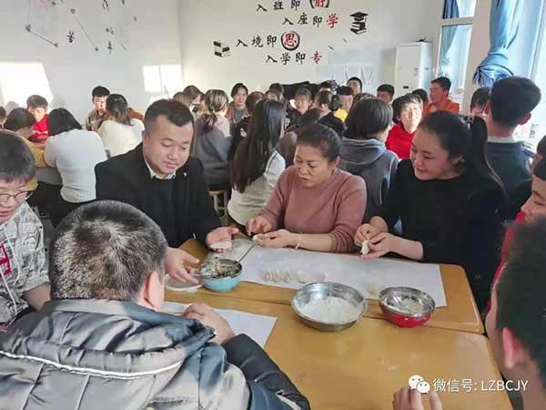 温情暖冬至，师生包饺子.jpg