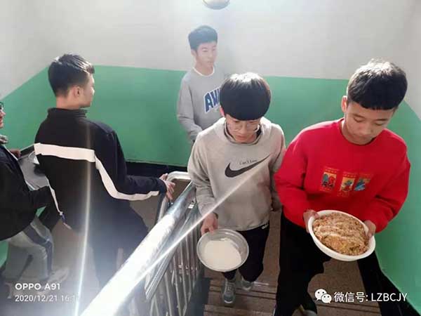 温情暖冬至，师生包饺子.jpg