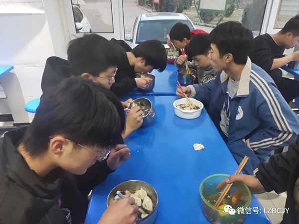 温情暖冬至，师生包饺子.jpg