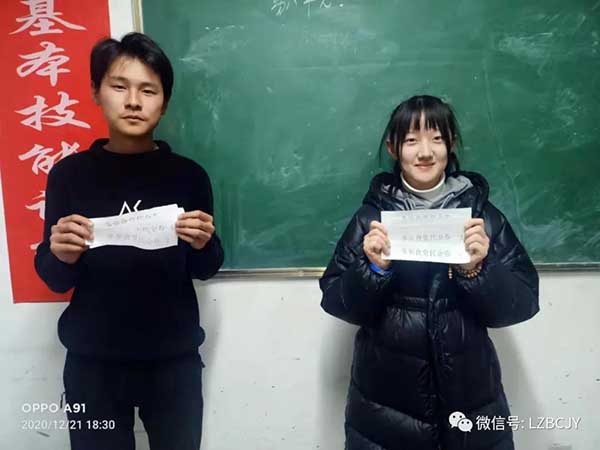 温情暖冬至，师生包饺子.jpg