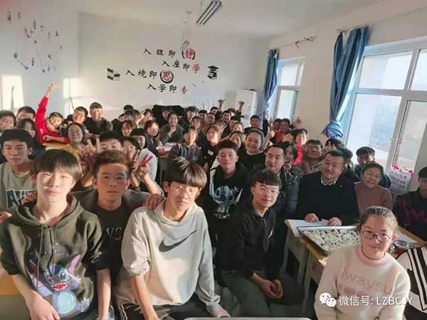 温情暖冬至，师生包饺子.jpg